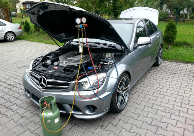 Realizacja serwisu klimatyzacji w Mercedesie
